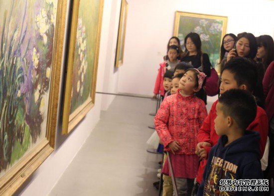 网红打卡景点还是艺术新呈现？为上海这些排长队的热门展览，观众和专业人士吵翻了