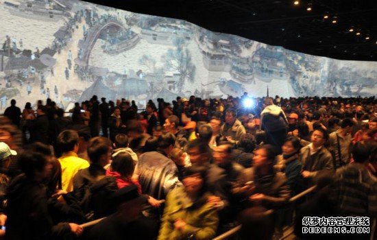 网红打卡景点还是艺术新呈现？为上海这些排长队的热门展览，观众和专业人士吵翻了